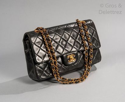 CHANEL Sac «?Classique?» 25cm en cuir agneau matelassé noir, fermoir «?CC?» en métal...