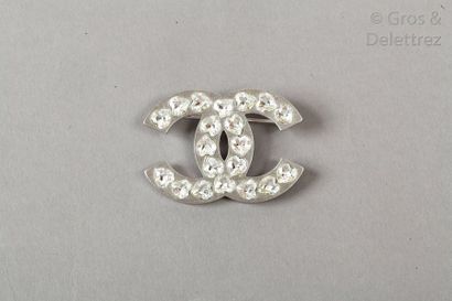 CHANEL par Karl Lagerfeld - Collection Prêt-à-porter Printemps/Été 2004 Broche «?CC?»...