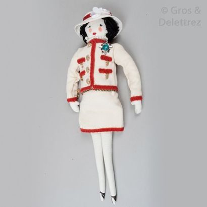 CHANEL année 2010 Rare poupée «?Mademoiselle?» vêtue d’un tailleur en tweed beige,...