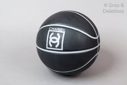 CHANEL Sport année 2011 Ballon de basket noir, gris, siglé.