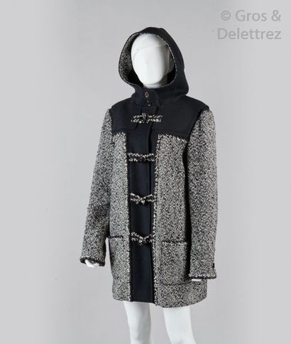 CHANEL par Karl Lagerfeld - Collection Prêt-à-porter Automne/Hiver 2011-2012 Duffle-coat...