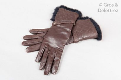 CHANEL Paire de gants mi-longs en cuir agneau ébène, poignets partiellement surpiqués...