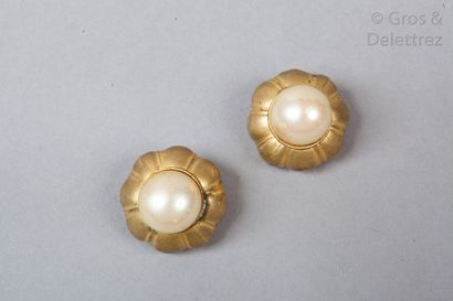 CHANEL circa 1970 Paire de clips d’oreille dôme en métal doré à motif floral stylisé,...