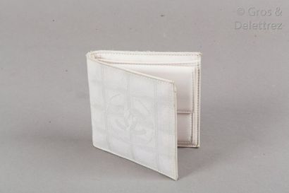 CHANEL Portefeuille compact en nylon façonné du sigle sur fond carreaux blanc, rose...