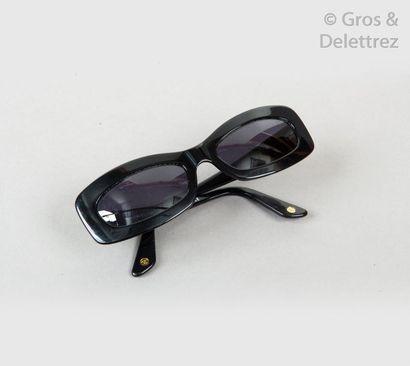 CHANEL Paire de lunettes de soleil rectangulaires en résine noire, verres fumés,...