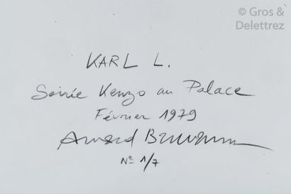 ARNAUD BAUMANN Tirage sur papier argentique figurant Karl Lagerfeld à la soirée Kenzo...