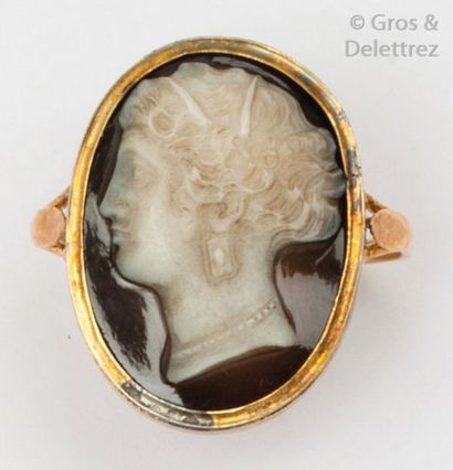 null Bague en or jaune, ornée d’un camée sur agate représentant le profil d’une Dame....