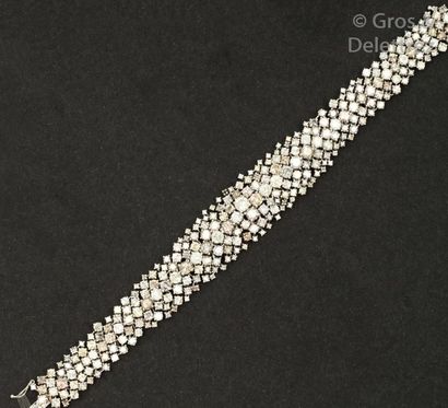 null Important bracelet souple en or gris 14K, serti de diamants taillés en brillant...