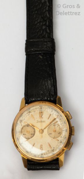 ZODIAC vers 1940 - Montre bracelet chronographe en métal plaqué or. Cadran crème...