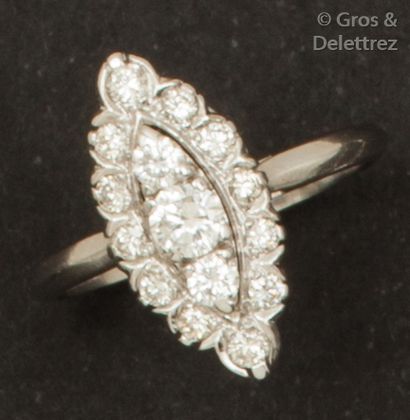 null Bague «?Marquise?» en or gris, ornée d’un motif de navette pavé de diamants...