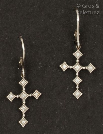 null Fine paire de pendants d’oreilles «?Croix?» en or gris, ornés chacun de diamants...