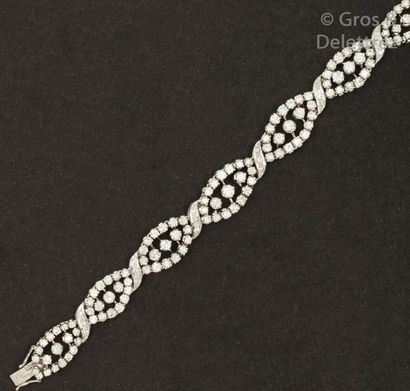 null Bracelet «?Navette?» articulé en or gris, entièrement serti de diamants taillés...