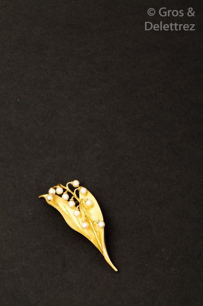 null Charmante «?Branche Muguet?» en or jaune partiellement strié, sertie de perles...
