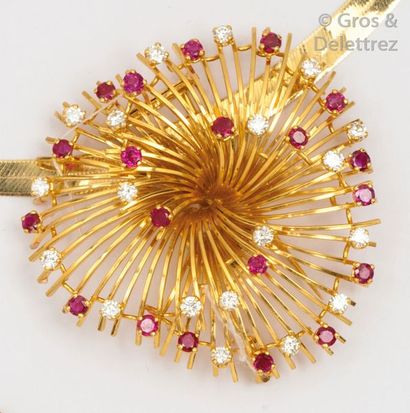 null Broche «?Fleur?» en or jaune, ornée fils d’or en rosace serti de diamants taillés...