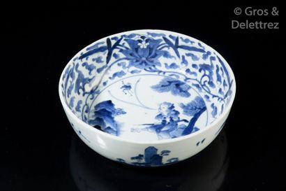 null Coupe à fond plat en porcelaine bleu blanc ornée au centre du Sennin Tekkai...