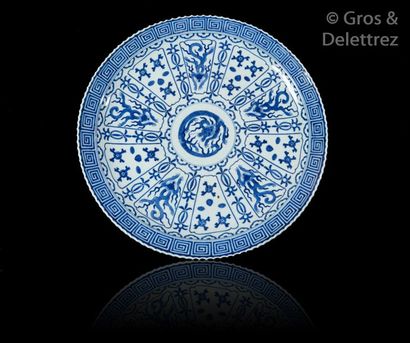 Grand plat en porcelaine blanc bleu à décor...