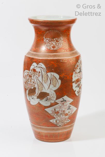 null Vase en porcelaine à fond rouge à décor d’hirondelles, dans des cartouches fleuris...
