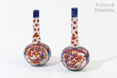null Paire de petits vases globulaires à long col en porcelaine à décor en médaillon...