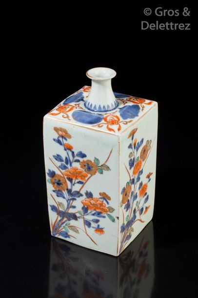 null Gourde à sake en porcelaine d’Arita, à décor polychrome de feuilles de chrysanthèmes...