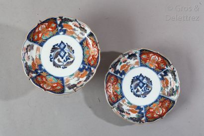 null Deux assiettes à bordure polylobée en porcelaine à décor en rouge bleu et or...