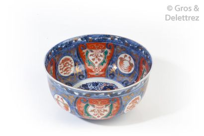 null Grand bol octogonal à fond plat en porcelaine Imari à décor alterné de shishi...