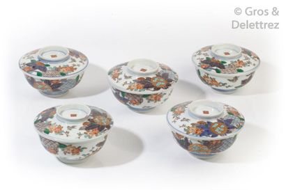 null Ensemble de cinq bols couverts en porcelaine Imari à décor floral polychrome...