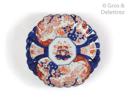 null Plat rond en porcelaine décoré dans la palette Imari d’un panier fleuri. Japon,...