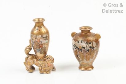 null Deux vases miniatures en faïence de stasuma, l’un de forme ovoïde à décor de...
