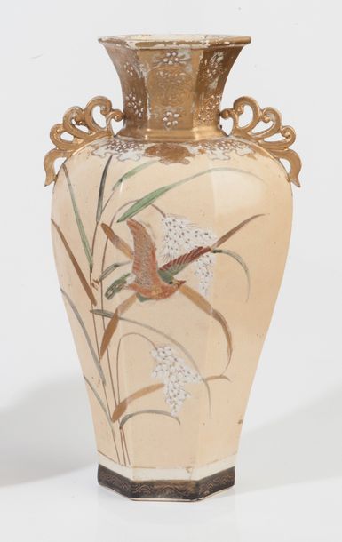 null Vase ovoïde hexagonale en grès émaillé beige décoré en léger relief d’un oiseau...