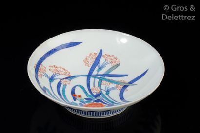 null Coupe en porcelaine Nabeshima, à décor polychrome de chrysanthèmes et jonquilles.

Japon,...