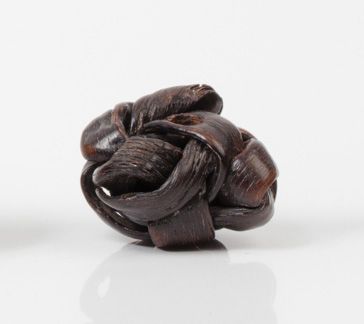 null Netsuke en écorce ou lanière végétale laqué, repliée en forme de nœud sans fin.

Japon,...