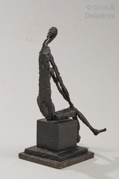 Robert COUTURIER (1905-2008) Les jambes croisées

Sculpture en bronze à patine brune

Signée...