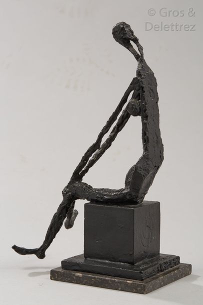 Robert COUTURIER (1905-2008) Les jambes croisées

Sculpture en bronze à patine brune

Signée...