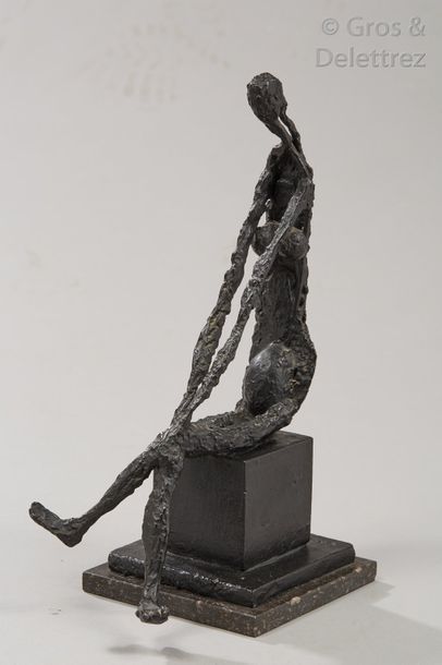 Robert COUTURIER (1905-2008) Les jambes croisées

Sculpture en bronze à patine brune

Signée...