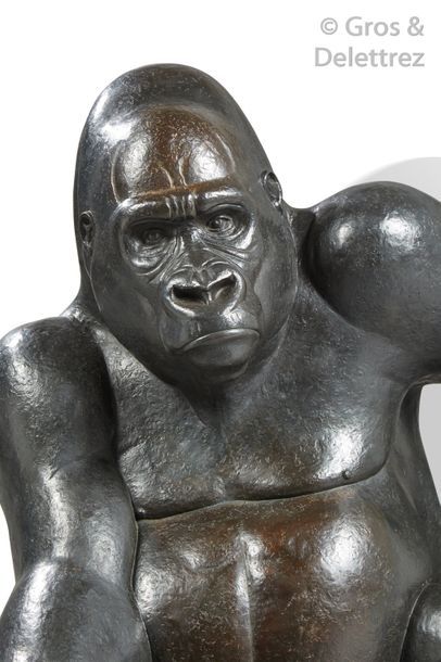 Florence JACQUESSON (née en 1962) Gorille 
Sculpture en bronze à patine brune 
Signée...