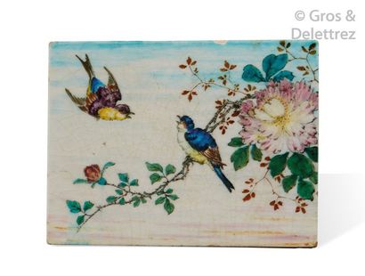 Théodore DECK (1823-1891) Plaque en céramique émaillée polychrome à décor d’oiseaux...