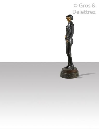 BRUNO ZACH (1891-1935) Cigarette girl

Sculpture en bronze à patine noire et dorée

Signée...