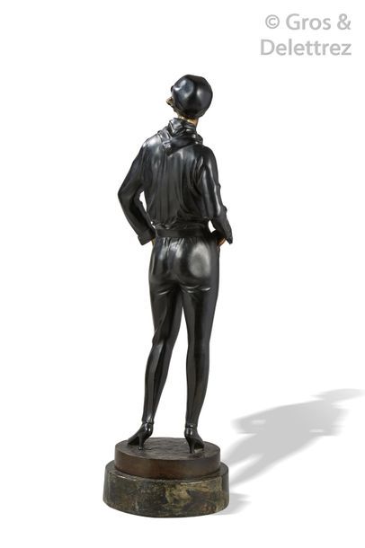 BRUNO ZACH (1891-1935) Cigarette girl

Sculpture en bronze à patine noire et dorée

Signée...