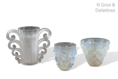RENE LALIQUE (1860-1945) Vase « Moissac » dit aussi « Feuilles en relief » en verre...