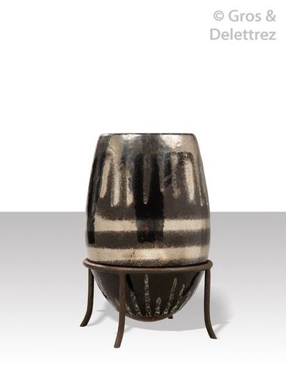 Jean BESNARD (1889-1958) Vase en céramique émaillée noire et argentée, support en...
