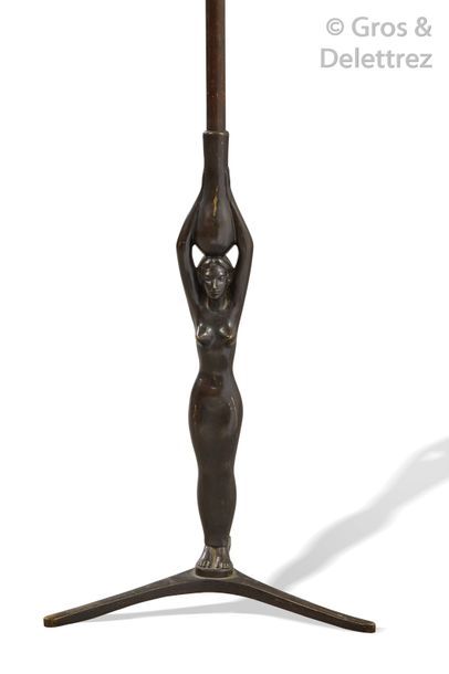 RICCARDO SCARPA (1905-1999) Lampadaire en bronze à patine brune à fût cylindrique...