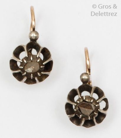 null Paire de boucles d’oreilles « Dormeuse » en or et argent, ornées chacune d’un...