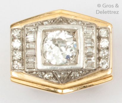 null Bague « Chevalière » en platine et or jaune, ornée d’un diamant de taille ancienne...