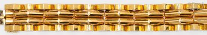 null Bracelet « Tank » en or jaune à décor géométrique. Longueur : 18cm. P. Brut...