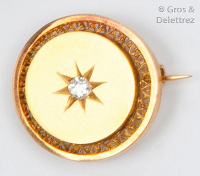 null Broche « Circulaire » en or jaune, ornée d’un diamant de taille ancienne en...