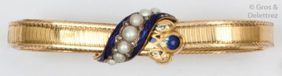 null Bracelet souple en or jaune, orné d’un fermoir émaillé bleu, serti de demi-perle...