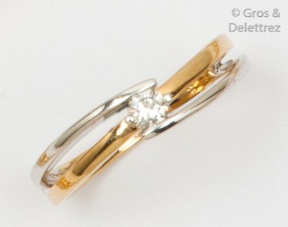 null Bague en or de deux couleurs, composé de deux anneaux sertis d’un diamant taillé...