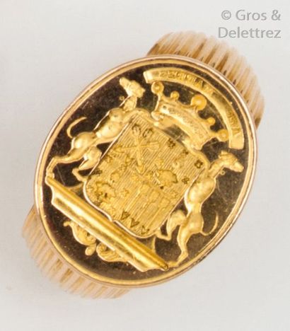 Bague « Chevalière » en or jaune ornée d’armoirie....