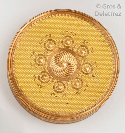 null Boite ronde en or jaune guilloché et ciselé à décor floral. P. 26,4g.