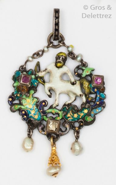 null Pendentif «?Centaure?» en argent émaillé polychrome, serti de deux rubis et...